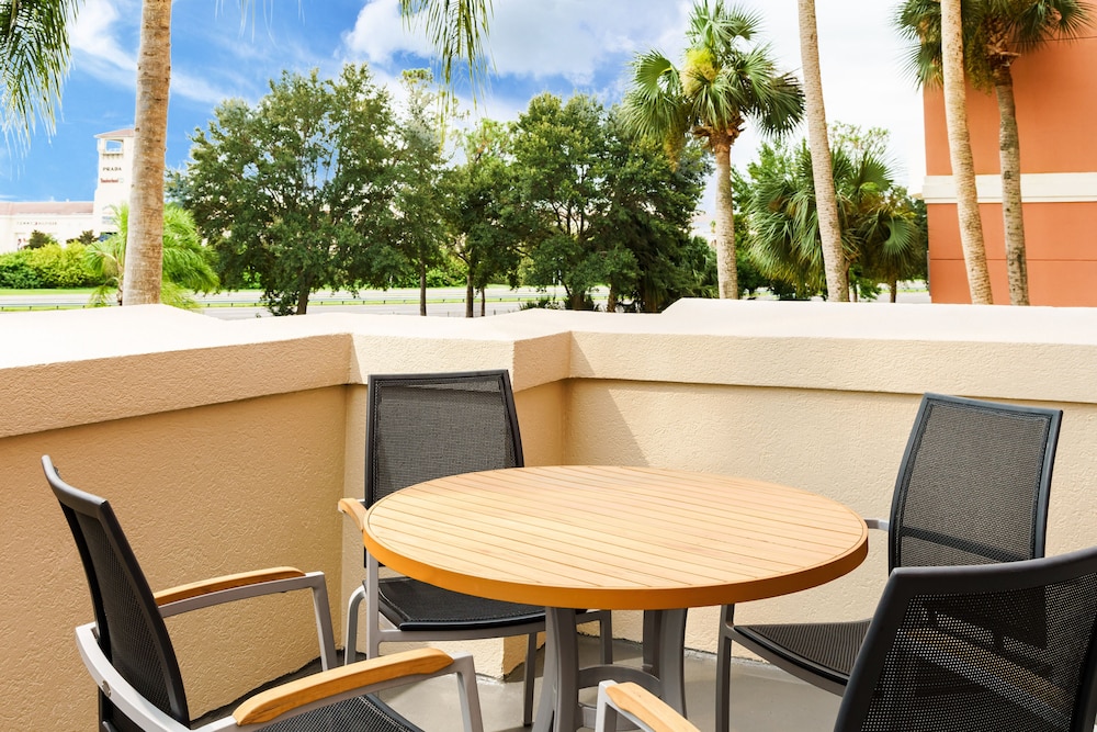 Embassy Suites by Hilton Orlando Lake Buena Vista Resort — Hotel building in Orlando, Florida