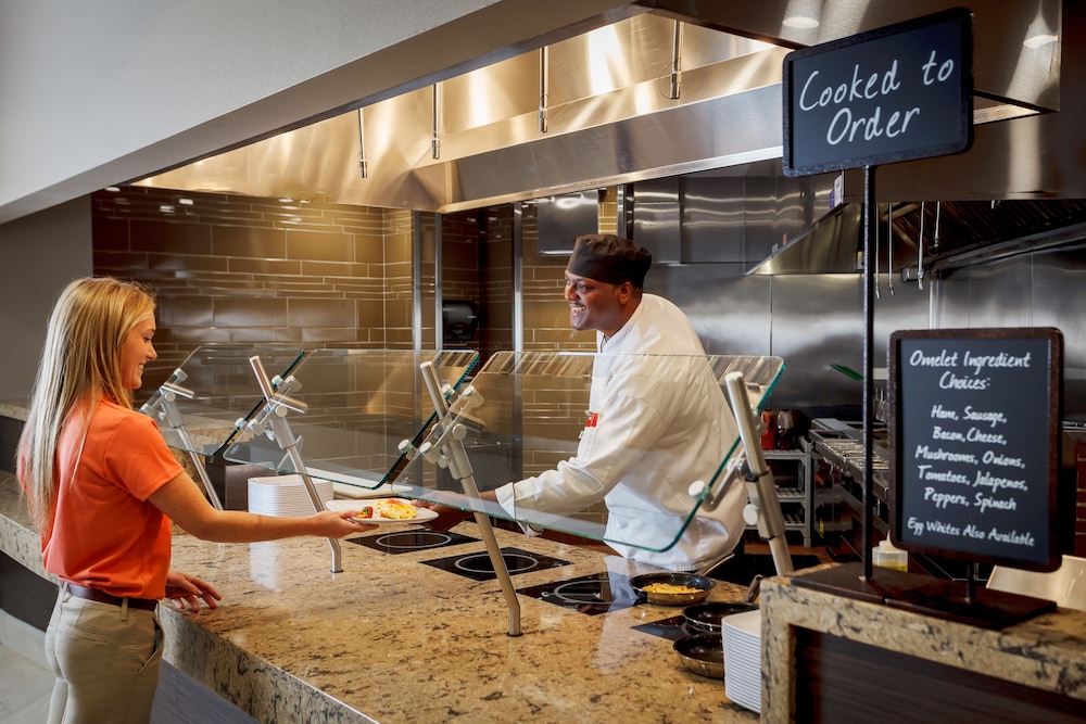 Embassy Suites by Hilton Orlando Lake Buena Vista Resort — Restaurant & bars in Orlando, Florida