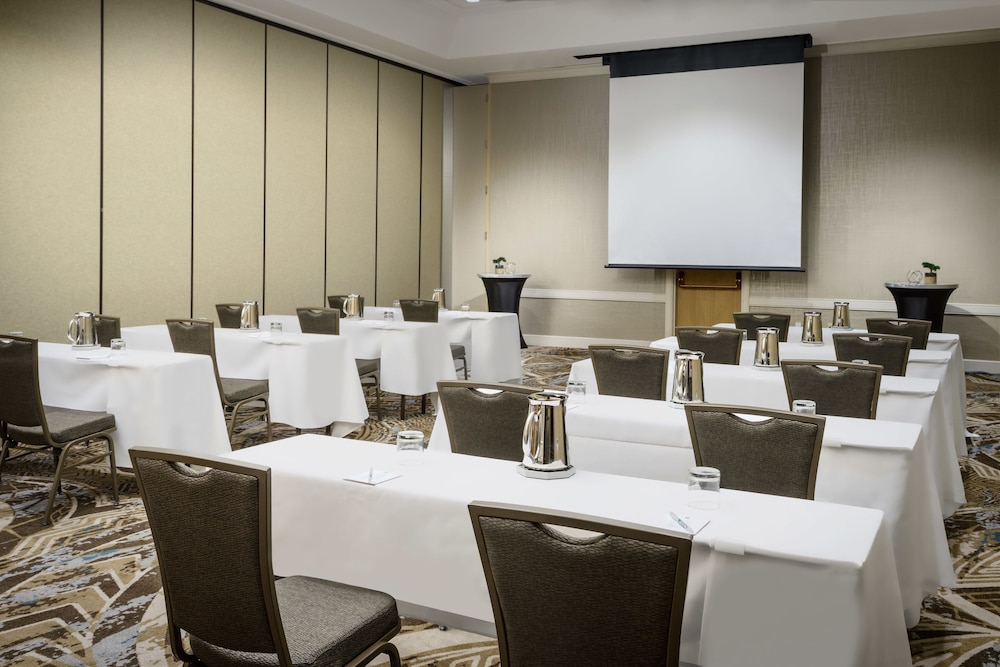 Embassy Suites by Hilton Orlando Lake Buena Vista Resort — Hotel building in Orlando, Florida