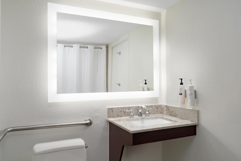 Embassy Suites by Hilton Orlando Lake Buena Vista Resort — Hotel rooms in Orlando, Florida