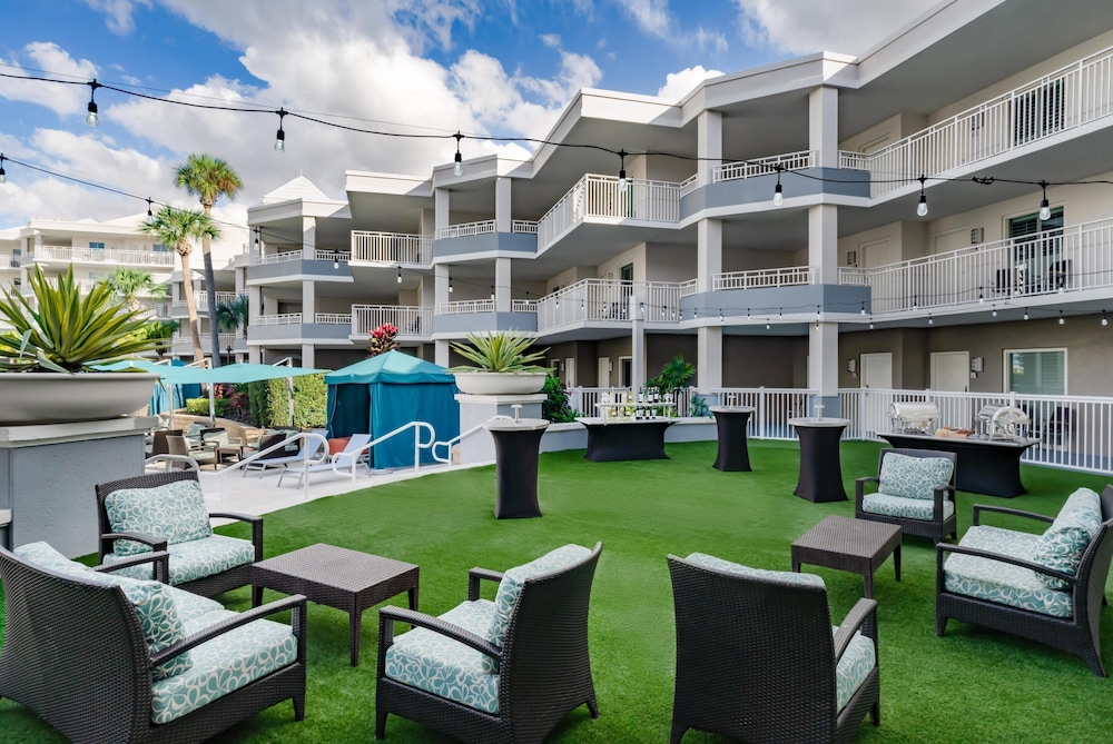 Embassy Suites by Hilton Orlando Lake Buena Vista Resort — Hotel building in Orlando, Florida