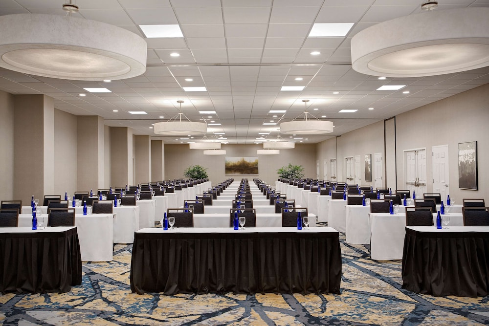 Embassy Suites by Hilton Orlando International Dr Conv Ctr — Hotel building in Orlando, Florida