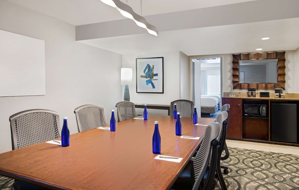 Embassy Suites by Hilton Orlando International Dr Conv Ctr — Hotel building in Orlando, Florida