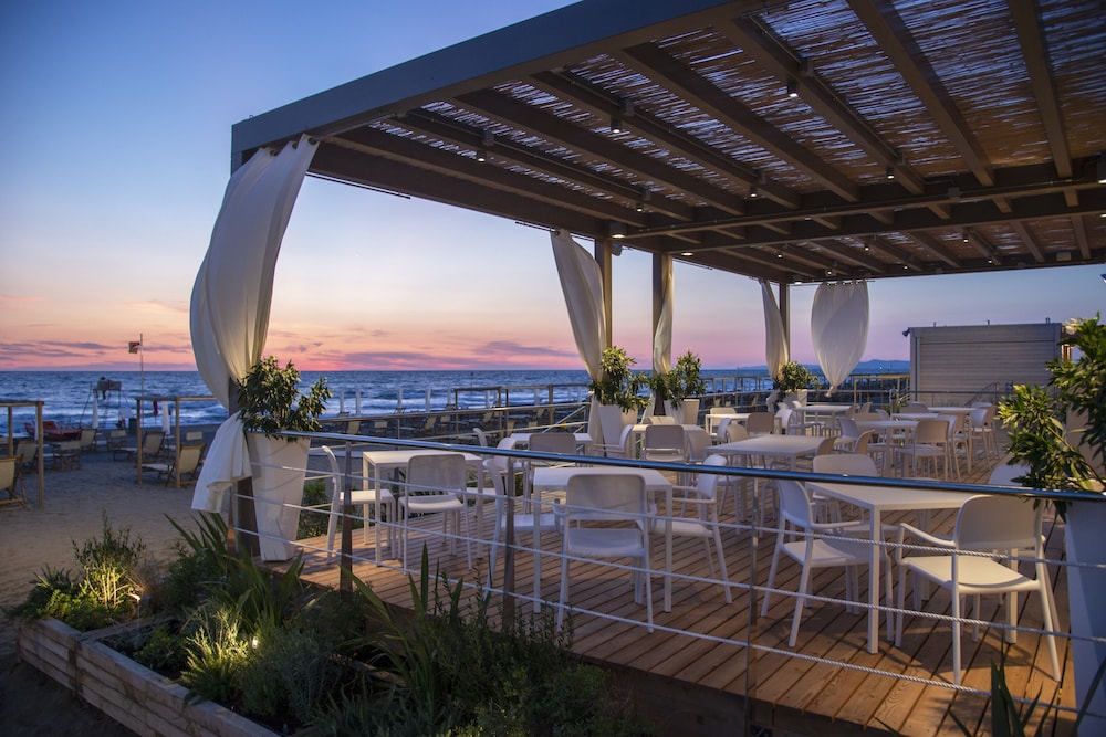Tombolo Talasso & Beach Resort — Restaurant & bars in Castagneto Carducci, Tuscany