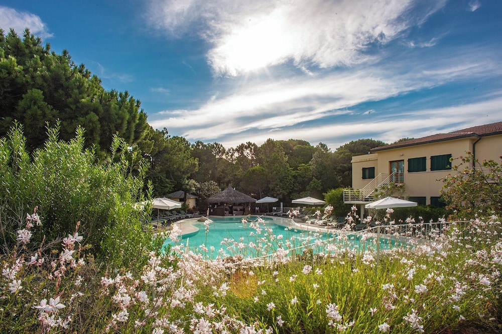 Tombolo Talasso & Beach Resort — Swimming pool in Castagneto Carducci, Tuscany