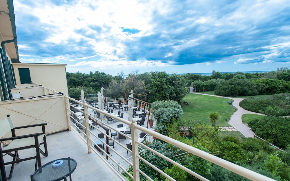 Tombolo Talasso & Beach Resort — Restaurant & bars in Castagneto Carducci, Tuscany