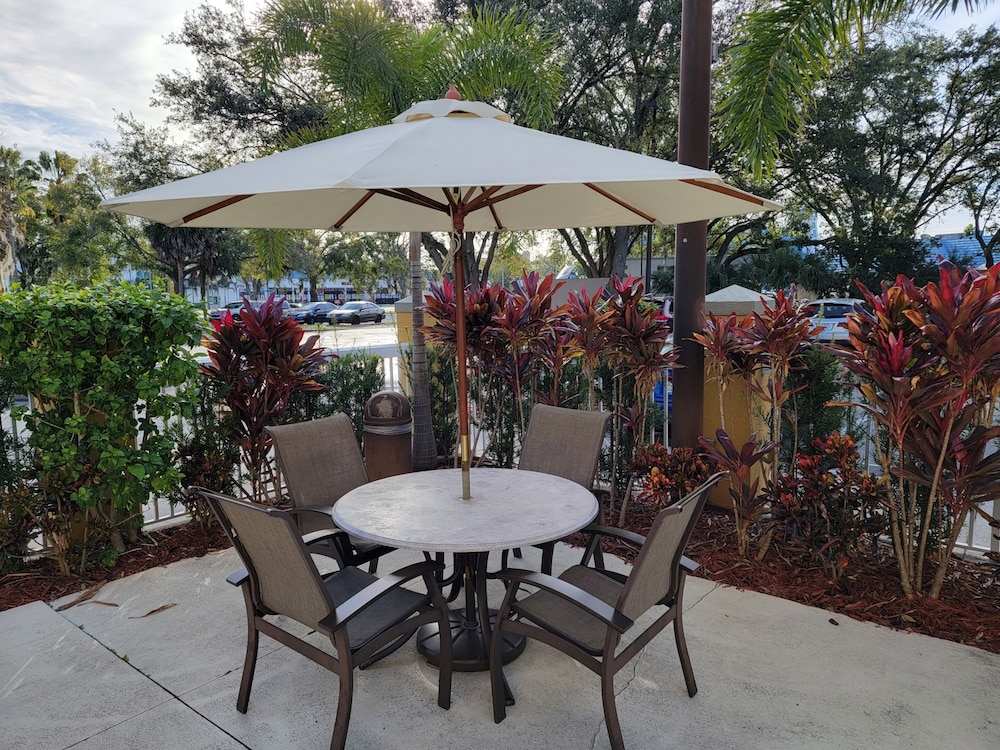 Galleria Palms Hotel — Restaurant & bars in Kissimmee, Florida