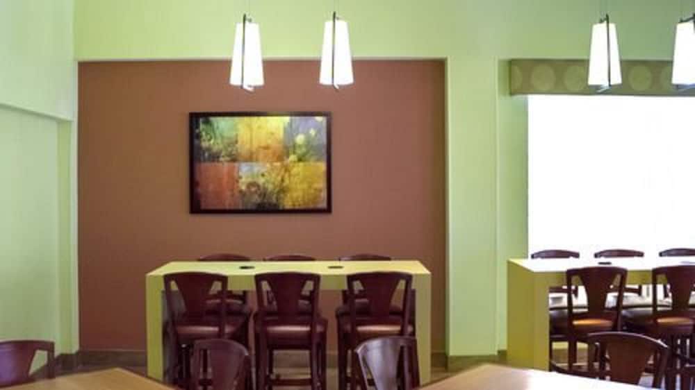 Galleria Palms Hotel — Restaurant & bars in Kissimmee, Florida
