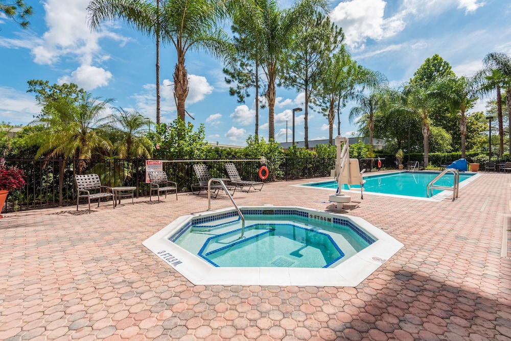Hampton Inn & Suites Orlando-South Lake Buena Vista — Swimming pool in Kissimmee, Florida