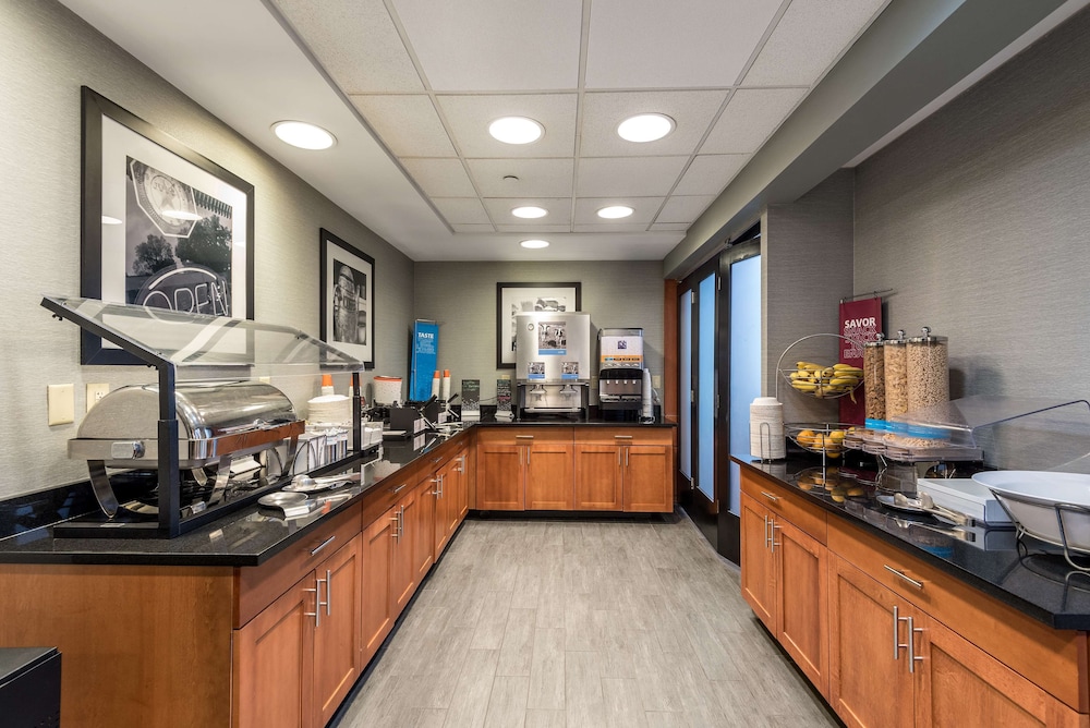 Hampton Inn & Suites Orlando-South Lake Buena Vista — Restaurant & bars in Kissimmee, Florida
