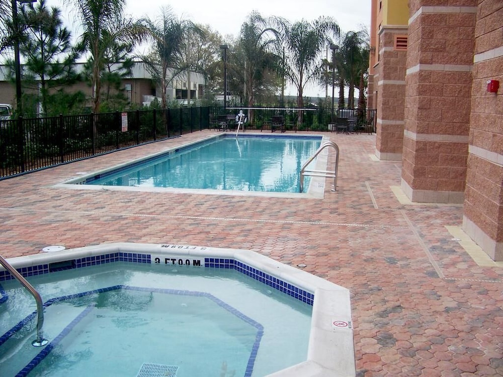 Hampton Inn & Suites Orlando-South Lake Buena Vista — Swimming pool in Kissimmee, Florida