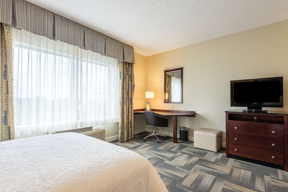 Hampton Inn & Suites Orlando-South Lake Buena Vista — Hotel rooms in Kissimmee, Florida