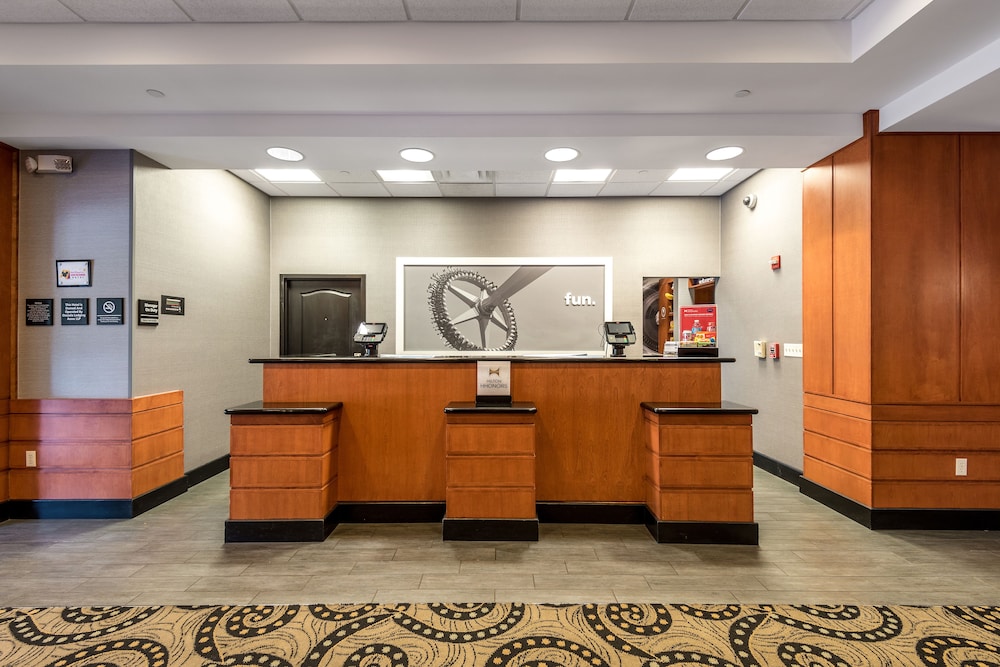 Hampton Inn & Suites Orlando-South Lake Buena Vista — Hotel building in Kissimmee, Florida