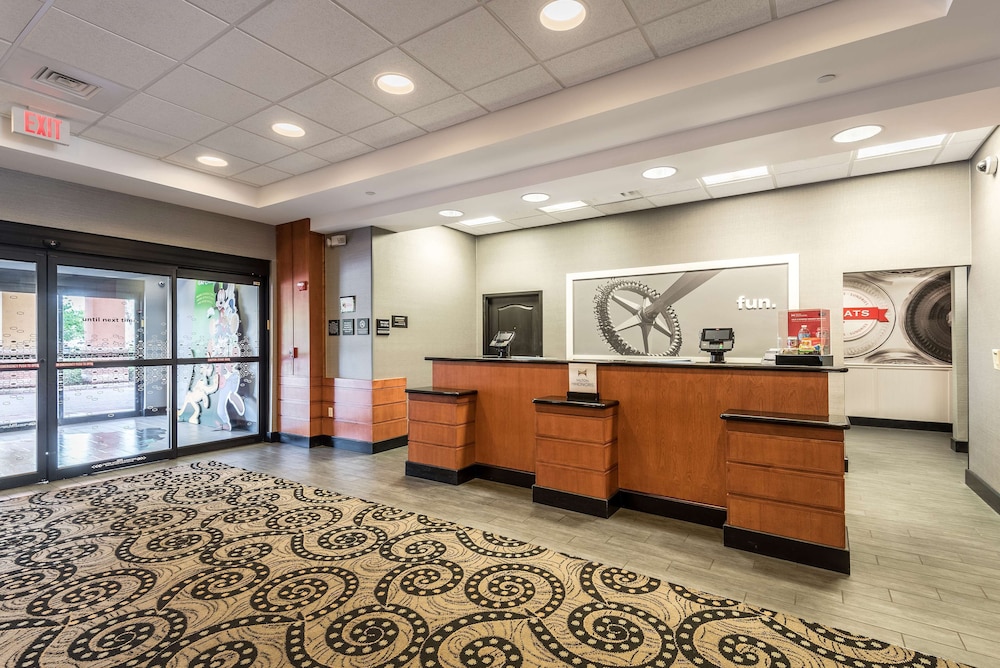 Hampton Inn & Suites Orlando-South Lake Buena Vista — Hotel building in Kissimmee, Florida
