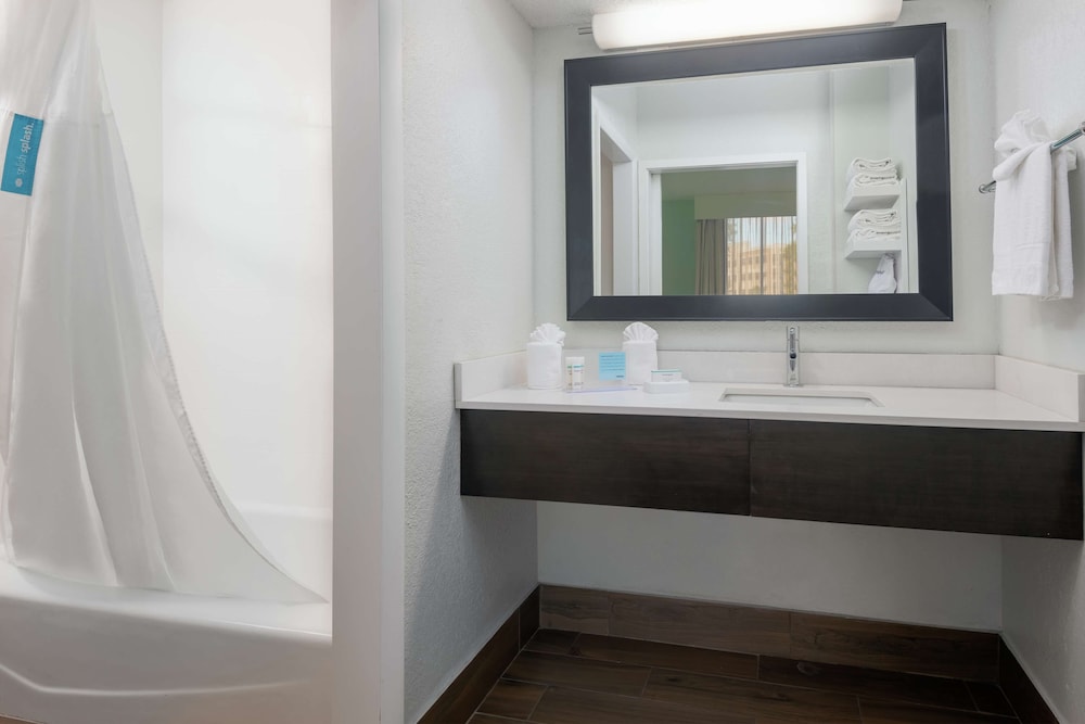 Hampton Inn Orlando Near Universal Blv/International Dr — Hotel rooms in Orlando, Florida