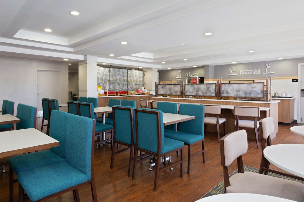 Hampton Inn Orlando Near Universal Blv/International Dr — Restaurant & bars in Orlando, Florida