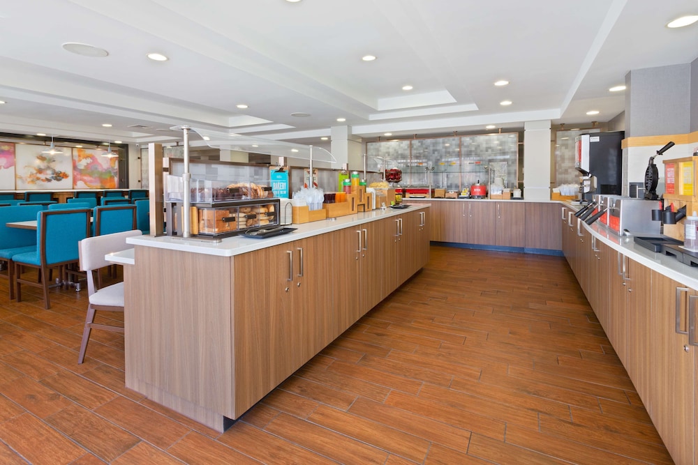 Hampton Inn Orlando Near Universal Blv/International Dr — Restaurant & bars in Orlando, Florida