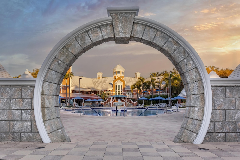 Hilton Grand Vacations Club SeaWorld® Orlando — Swimming pool in Orlando, Florida