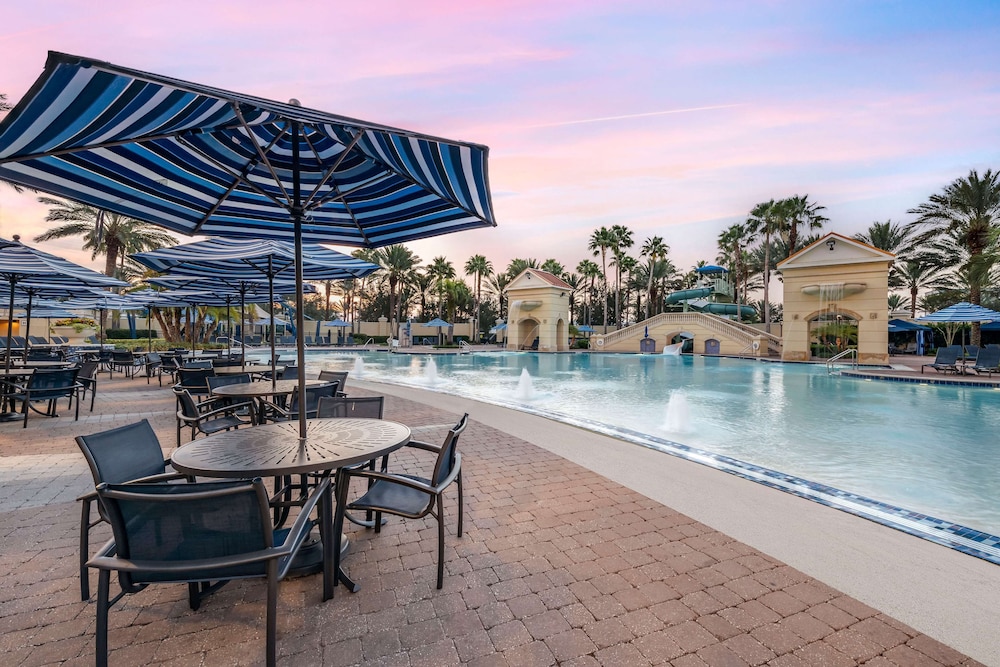 Hilton Grand Vacations Club Parc Soleil Orlando — Swimming pool in Orlando, Florida