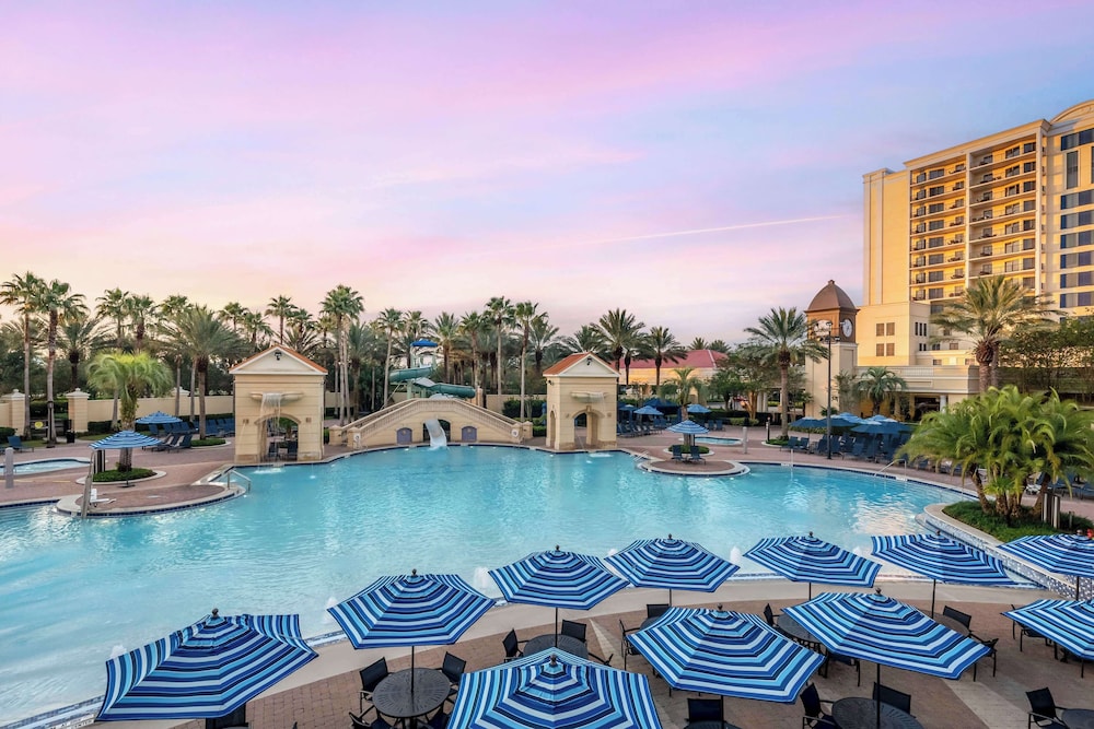 Hilton Grand Vacations Club Parc Soleil Orlando — Swimming pool in Orlando, Florida