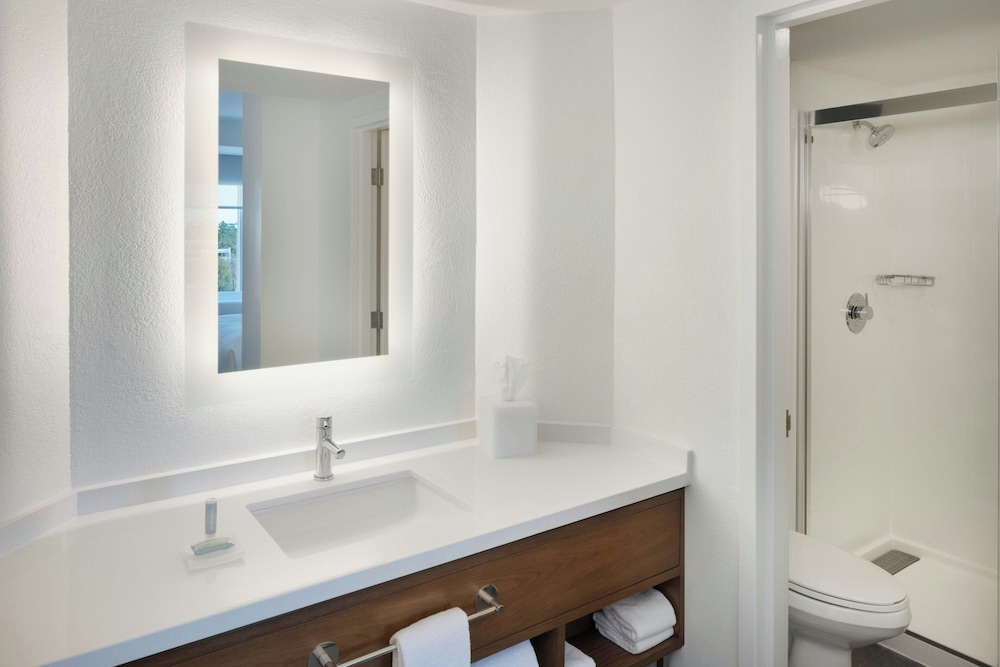 Courtyard by Marriott across Universal Orlando — Hotel rooms in Orlando, Florida