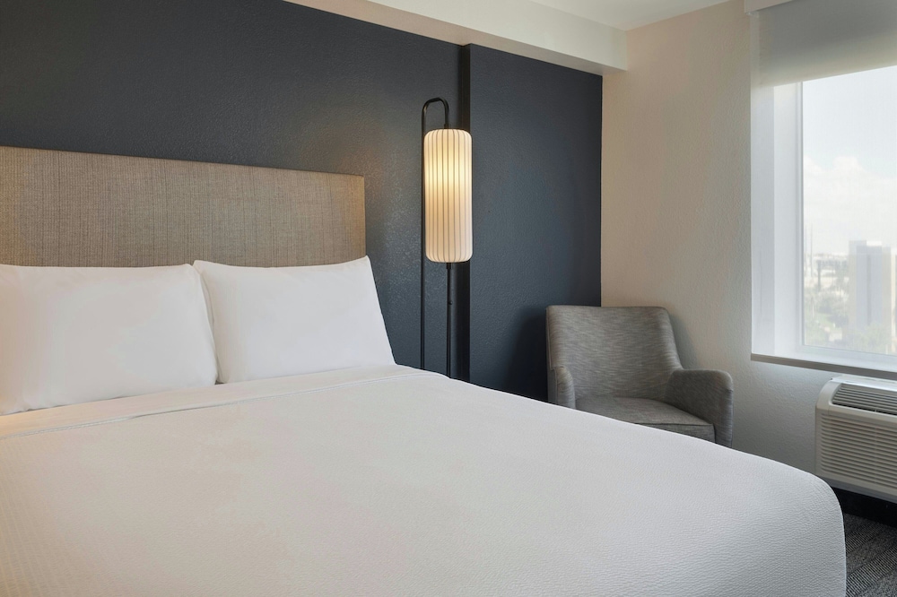 Courtyard by Marriott across Universal Orlando — Hotel rooms in Orlando, Florida