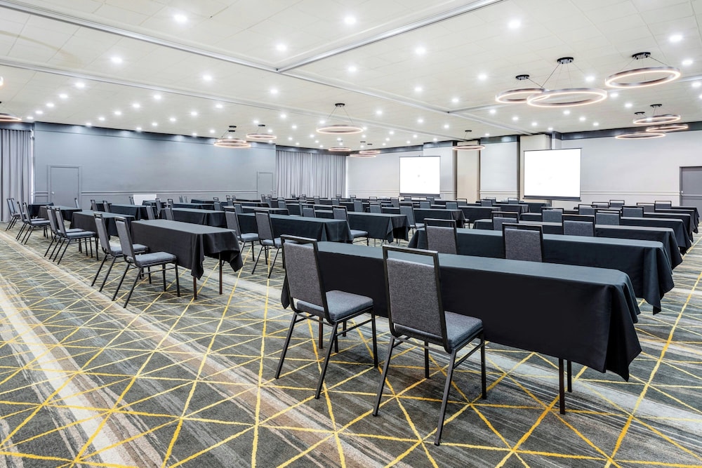 Courtyard by Marriott across Universal Orlando — Hotel building in Orlando, Florida