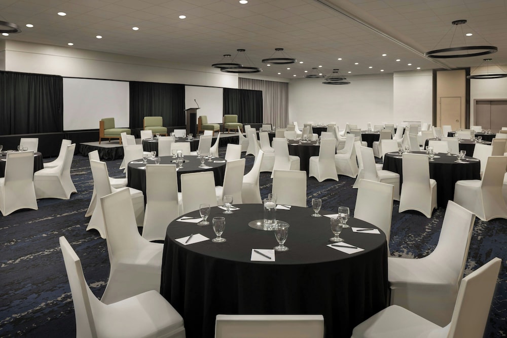 Courtyard by Marriott across Universal Orlando — Restaurant & bars in Orlando, Florida