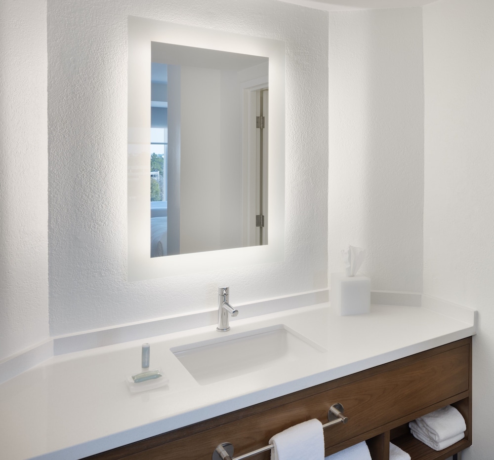 Courtyard by Marriott across Universal Orlando — Hotel rooms in Orlando, Florida