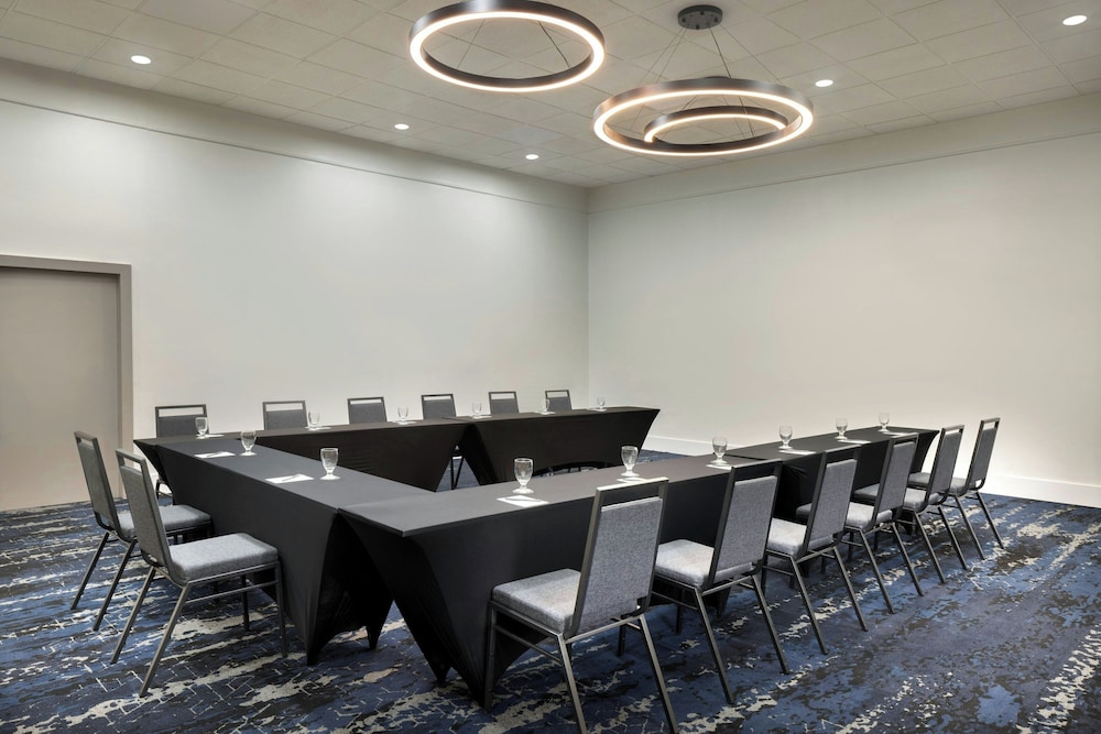 Courtyard by Marriott across Universal Orlando — Hotel building in Orlando, Florida