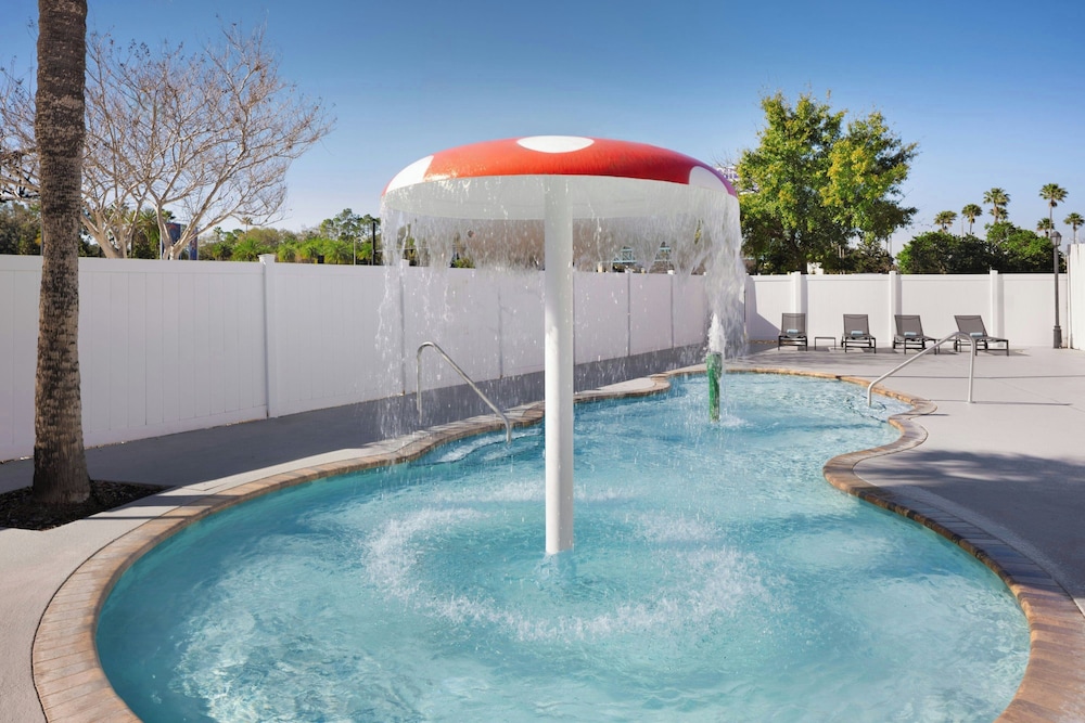 Courtyard by Marriott across Universal Orlando — Swimming pool in Orlando, Florida