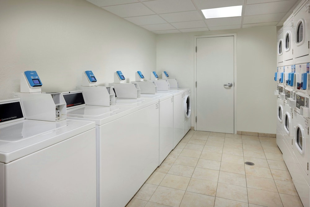 Courtyard by Marriott across Universal Orlando — Hotel building in Orlando, Florida