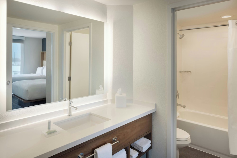 Courtyard by Marriott across Universal Orlando — Hotel rooms in Orlando, Florida