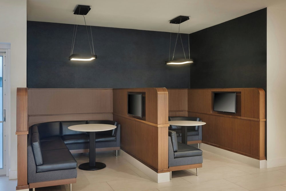 Courtyard by Marriott across Universal Orlando — Restaurant & bars in Orlando, Florida