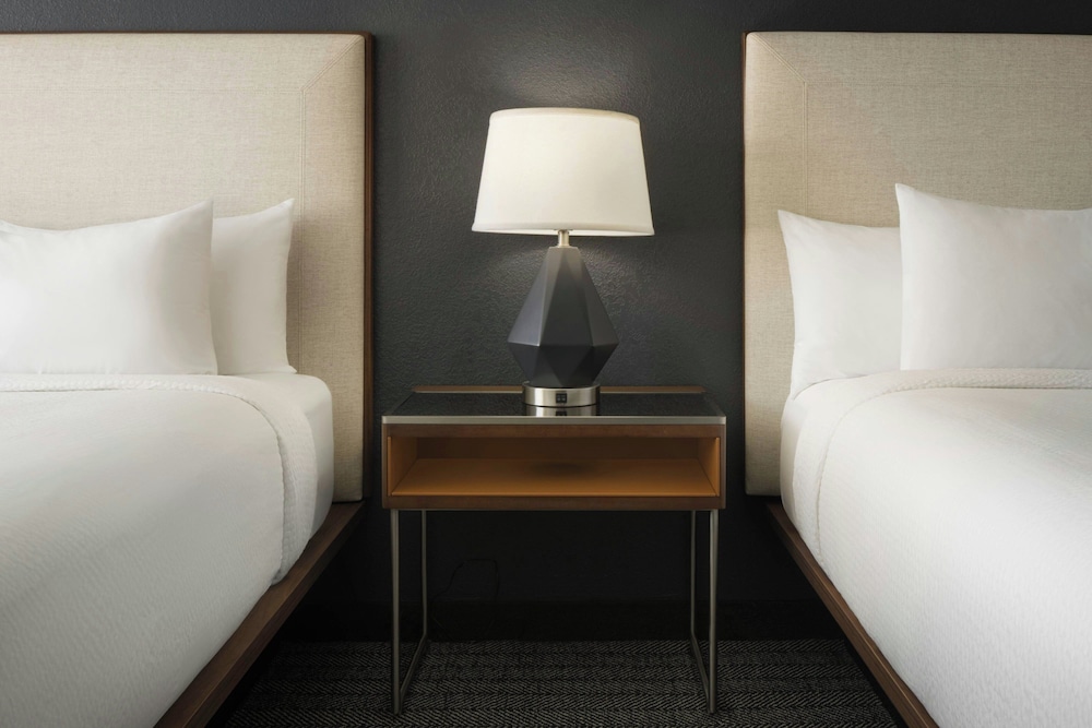 Courtyard by Marriott across Universal Orlando — Hotel rooms in Orlando, Florida