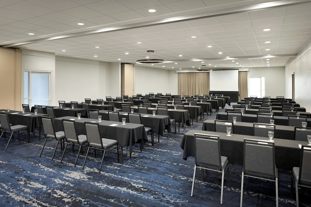 Courtyard by Marriott across Universal Orlando — Hotel building in Orlando, Florida