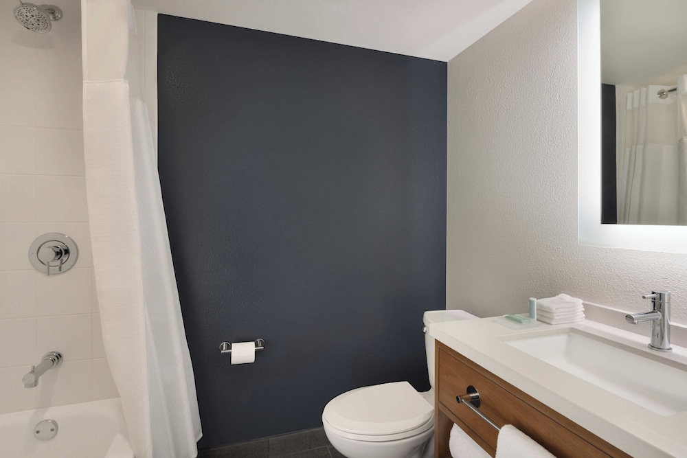 Courtyard by Marriott across Universal Orlando — Hotel rooms in Orlando, Florida