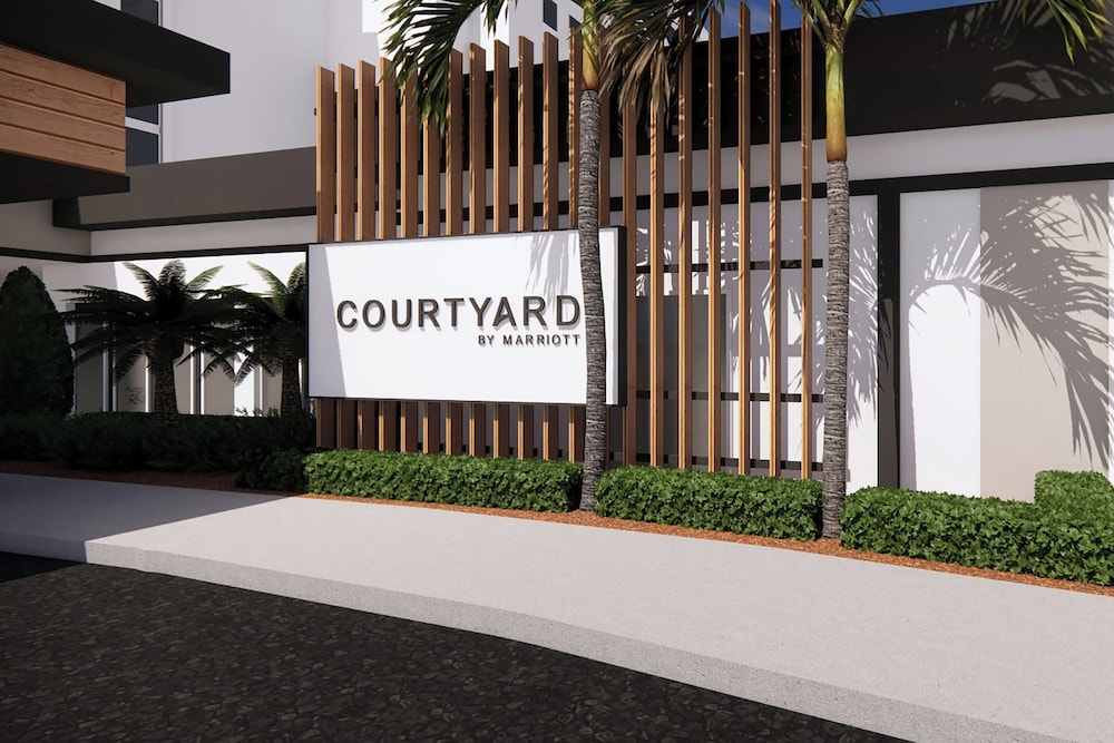Courtyard by Marriott across Universal Orlando — Hotel building in Orlando, Florida