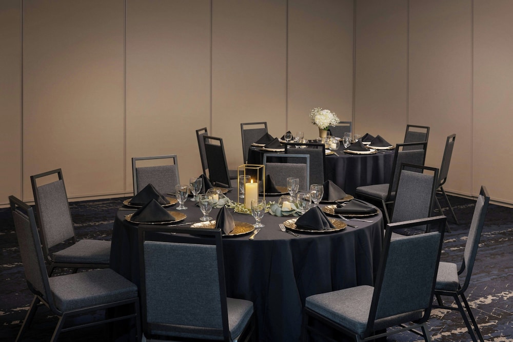 Courtyard by Marriott across Universal Orlando — Restaurant & bars in Orlando, Florida
