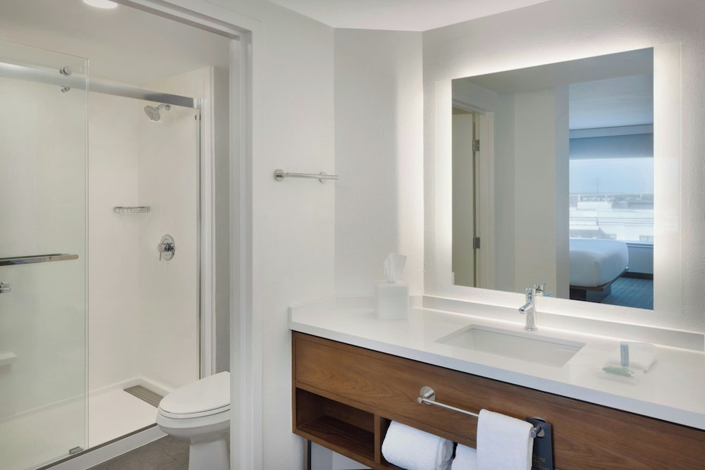 Courtyard by Marriott across Universal Orlando — Hotel rooms in Orlando, Florida