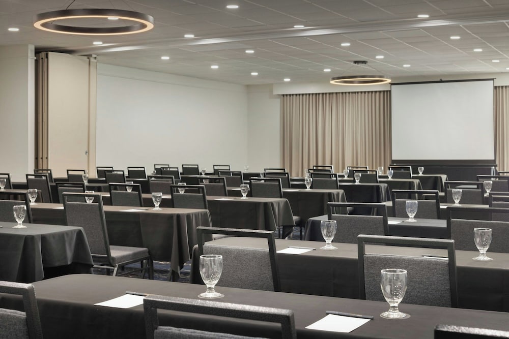 Courtyard by Marriott across Universal Orlando — Hotel building in Orlando, Florida