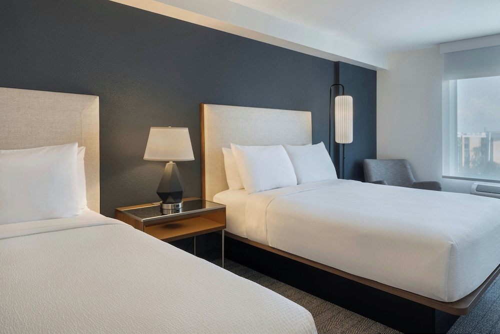 Courtyard by Marriott across Universal Orlando — Hotel rooms in Orlando, Florida