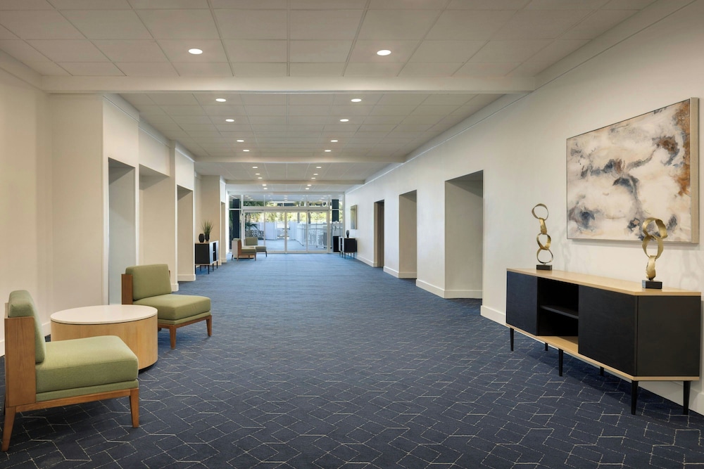 Courtyard by Marriott across Universal Orlando — Hotel building in Orlando, Florida