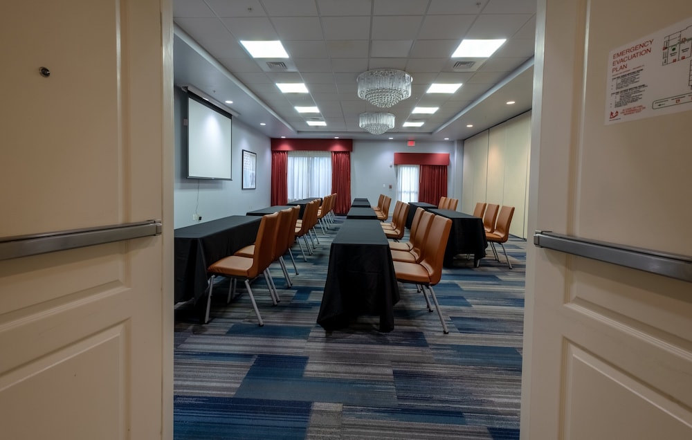 Holiday Inn Express & Suites, International Drive by IHG — Hotel building in Orlando, Florida