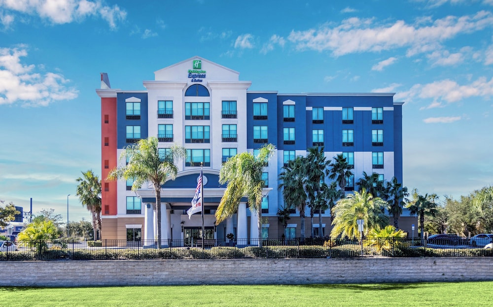 Holiday Inn Express & Suites, International Drive by IHG — Hotel building in Orlando, Florida