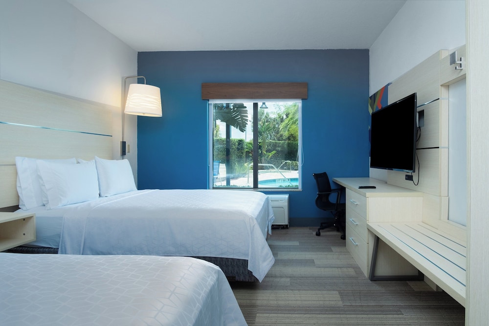 Holiday Inn Express & Suites, International Drive by IHG — Hotel rooms in Orlando, Florida