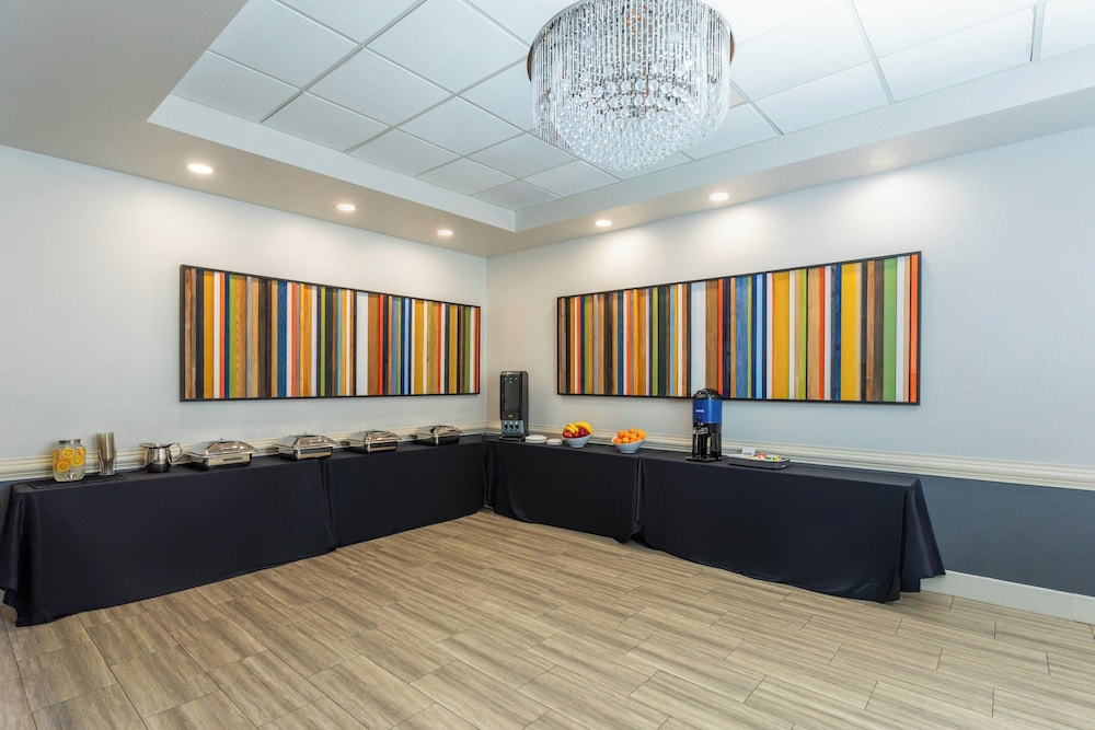 Holiday Inn Express & Suites, International Drive by IHG — Restaurant & bars in Orlando, Florida