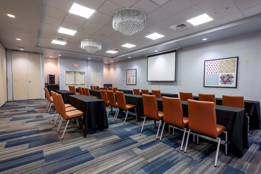 Holiday Inn Express & Suites, International Drive by IHG — Hotel building in Orlando, Florida