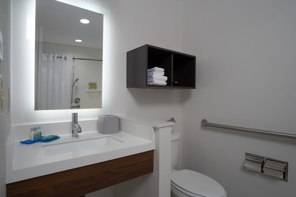 Holiday Inn Express & Suites, International Drive by IHG — Hotel rooms in Orlando, Florida