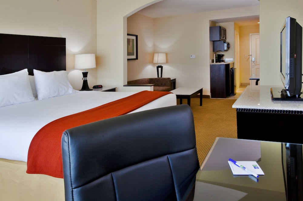 Holiday Inn Express & Suites, International Drive by IHG — Hotel rooms in Orlando, Florida